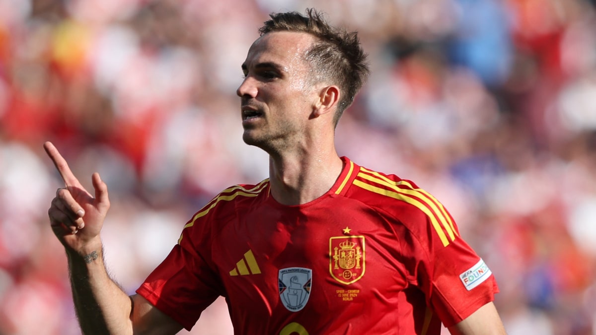 Fabian Ruiz playing football for Spain