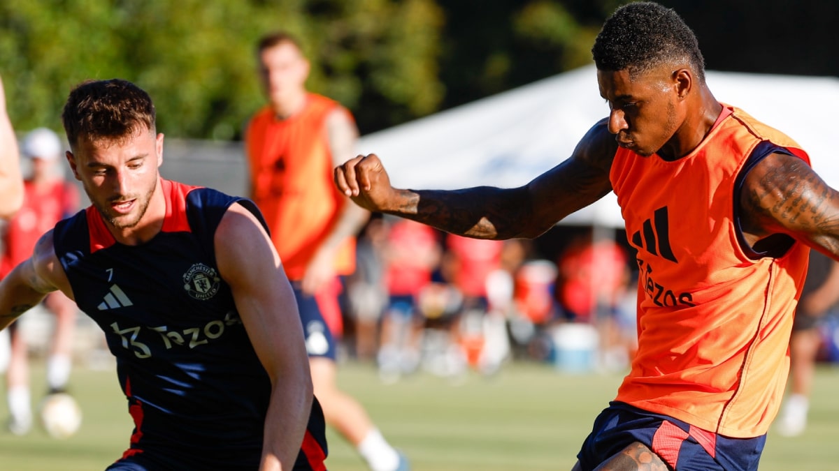 Mason Mount and Marcus Rashford playing football for Man United