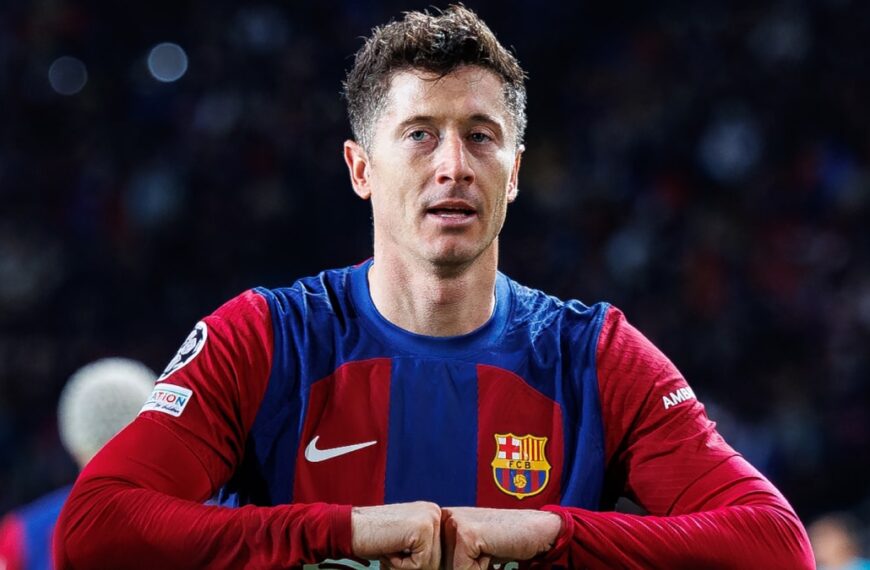 Robert Lewandowski playing football for Barcelona